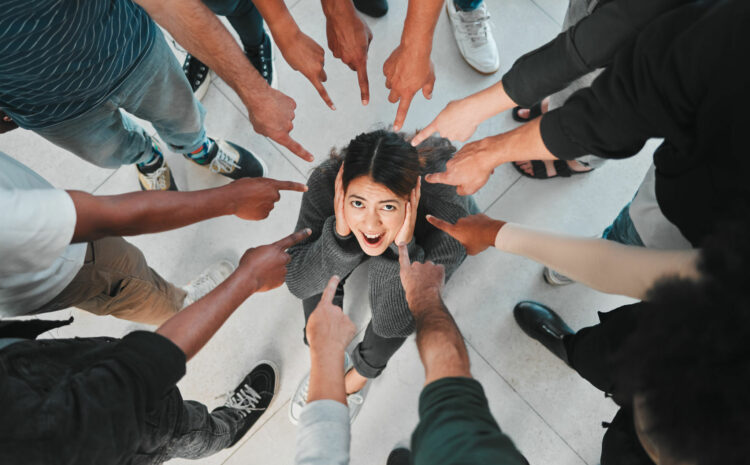  Sosyal Fobi Nedir? Sosyal Anksiyete Bozukluğu Belirtileri ve Tedavisi